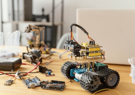 La Fusión Creativa: Cómo la Robótica está transformando el diseño gráfico